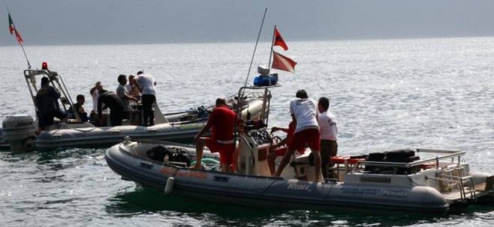 Saluta moglie e figlie e va a fare una nuotata